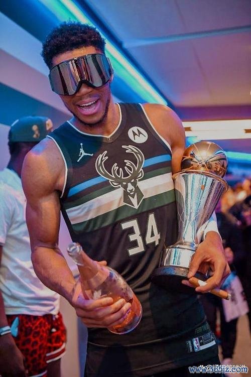 雄鹿狂胜雷霆捧起NBA杯 字母哥三双荣膺MVP