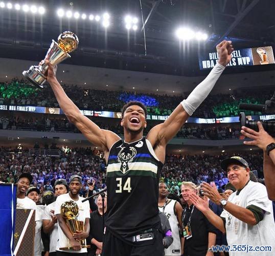 雄鹿狂胜雷霆捧起NBA杯 字母哥三双荣膺MVP